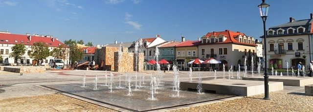 Rynek w Olkuszu z fontanną