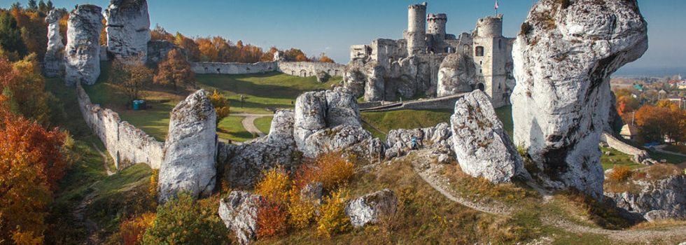 Ruiny zamku Ogrodzieniec wśród wapiennych skał